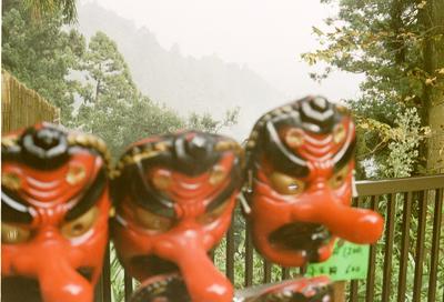 Masque du dieu au gros nez sur le Mont Takao (Takao, Japon, 6 Octobre 2002)