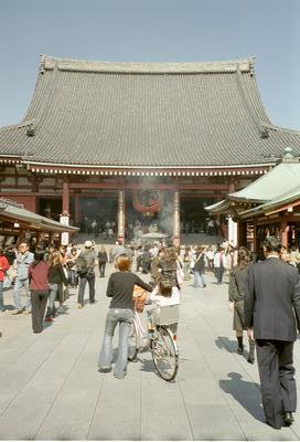 Temple principal d’Asakusa (Tokyo, Japon, 12 Octobre 2002)