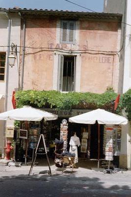 Devanture de boutique à Bonnieux (Luberon, 4 Mai 2003)