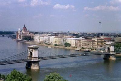 Vue sur Pest depuis la colline de Buda (Buda, Hongrie, 18 Mai 2003)
