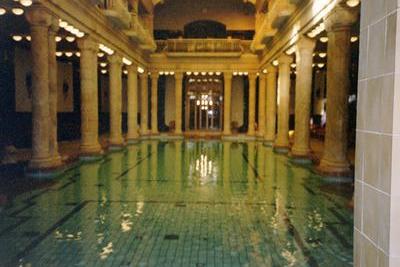 La piscine intérieure des bains de l’Hôtel Gellert (Buda, Hongrie, 23 Mai 2003)