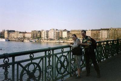 Marie-Claire et José sur le pont Szabadság (Budapest, Hongrie, 23 Mai 2003)