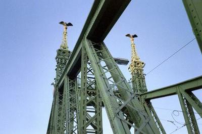 Une pile du pont Szabadság (Budapest, Hongrie, 23 Mai 2003)