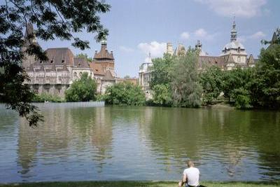 Le Château du millénaire au Bois de Ville (Pest, Hongrie, 25 Mai 2003)
