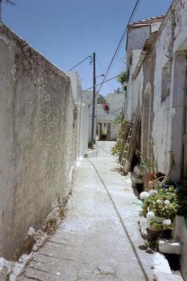 Une ruelle du village d’Apostoli (Vallée d’Amari, Crète, 13 Juin 2003)