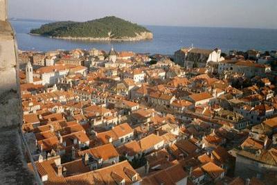 Vue sur la ville et Lokrum depuis les remparts (Dubrovnik, Croatie, 2 Juillet 2003)