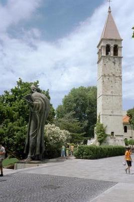 Statue de Grégoire de Nin (par Meštrović) et clocher du couvent bénédictin (Split, Croatie, 4 Juillet 2003)