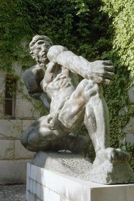 Statue du Cyclope dans le jardin du musée Meštrović (Split, Croatie, 5 Juillet 2003)