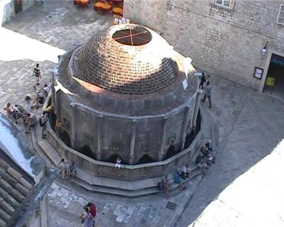 La fontaine de @@@ à l’entrée de la vieille ville de Dubrovnik (1er Juillet 2003)