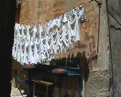 Linge suspendu dans une ruelle de Dubrovnik (30 Juin 2003)