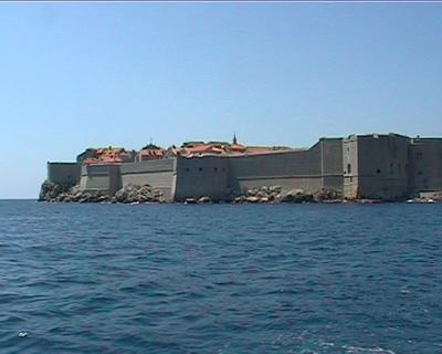 Vue sur les remparts Dubrovnik depuis la mer (1er Juillet 2003)