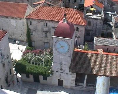 Vue sur le palais de @@@ (Trogir, 5 Juillet 2003)