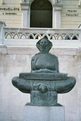 Statue @@@ devant la faculté de droit de l’Université de Zagreb (Zagreb, 8 Juillet 2003)