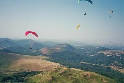 Parapentes au sommet du Puy de Dôme (Massif-Central, 13 Juillet 2003)