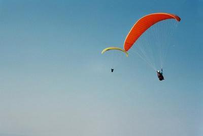 Parapentes au sommet du Puy de Dôme (Massif-Central, 13 Juillet 2003)