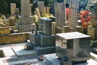 Cimetière bouddhiste au temple de Kenchoji (Kamakura, Japon, 16 Novembre 2003)