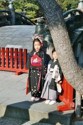 Enfants en costumes traditionnels, pour la fête des enfants (Kamakura, Japon, 16 Novembre 2003)