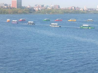 La danse des Ducks cars sur la Charles River (Boston, 13 Mai 2004)