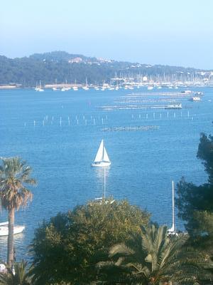 photo de la vue sur la baie du Lazaret depuis le balcon de notre nouvel appartement