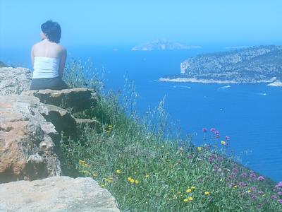 Béné et la baie de Cassis (route des crêtes Cassis-La Ciotat, 20 Mai 2004)