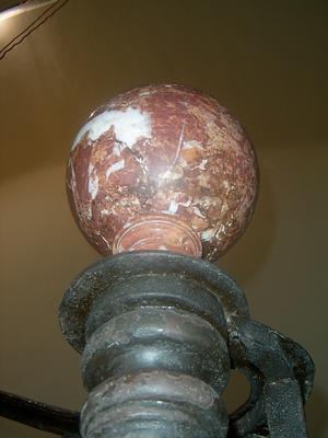 Boule de marbre du Tholonet dans notre immeuble cours Mirabeau (Aix, 21 Mai 2004)