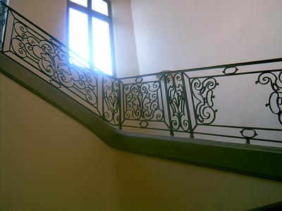 Montée d’escalier dans notre immeuble cours Mirabeau (Aix, 21 Mai 2004)