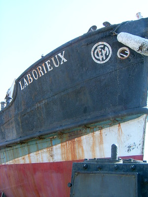 Le remorqueur « Le Laborieux », en cale sèche aux abords du Fort Balaguier (La Seyne sur Mer, 8 Août 2004)