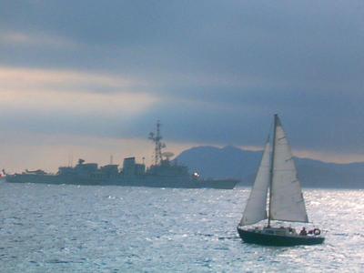 Frégate et voilier (Grande rade de Toulon, 12 Août 2004)