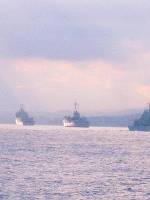 Défilé en route vers le porte avion (Grande rade de Toulon, 12 Août 2004)