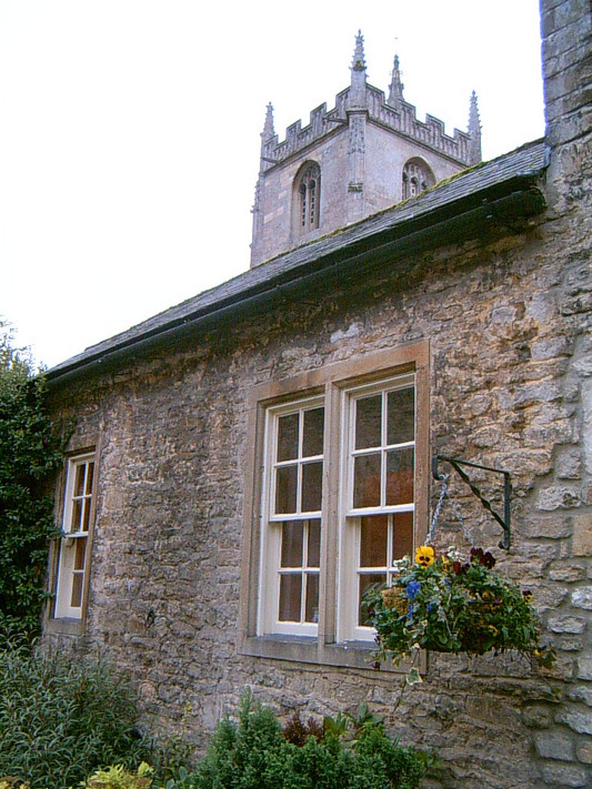 Cottage de Castle Combe, vue sur le clocher de l’église (UK, 31 Octobre 2004)