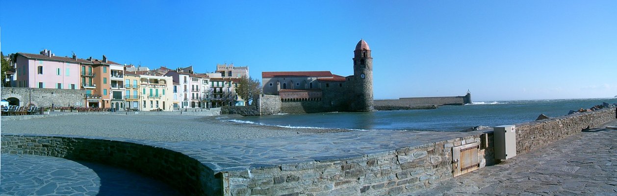 Eglise et plage (Collioure, 14 Novembre 2004)