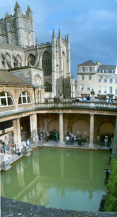 La cathédrale et le bassin principal des thermes (Bath, 30 Octobre 2004)