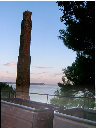 La cheminée et les wagonnets de l’usine de la mine de cuivre du Cap Garonne (Le Pradet, 21 Novembre 2004)