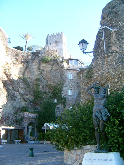 La place des Deux Frères et le Château, (Roquebrune Cap-Martin,  19 Décembre) 