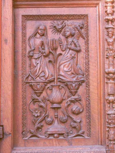 Détail du portail de la cathédrale de Fréjus : l’Annonciation (Fréjus, 21 Décembre) 