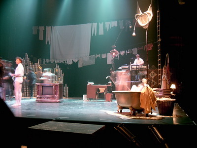Scène de « 7 doigts de la main », spectacle du 6ème festival de cirque contemporain de la Seyne sur Mer (La Seyne, 20 Janvier 2005)
