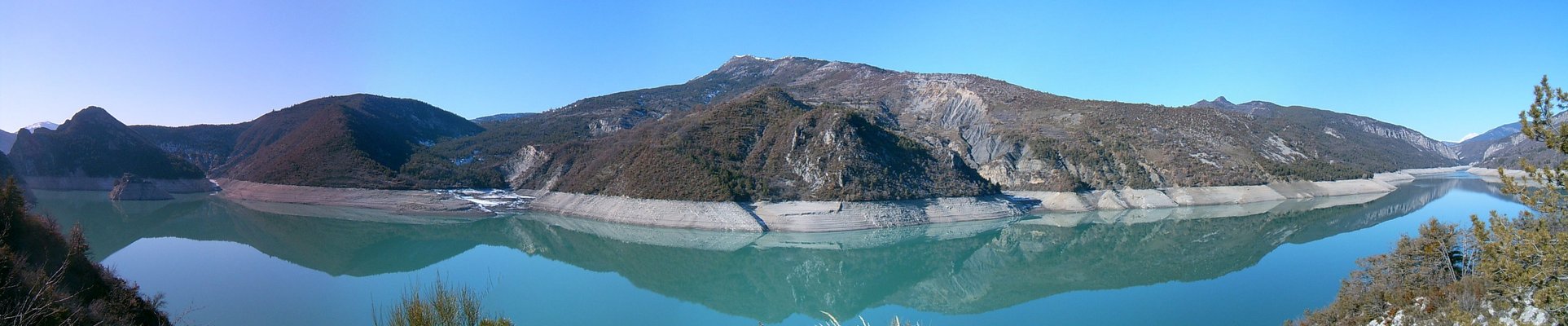 Panorama sur le lac de Castillon (Environs de Castellane, 30 Janvier 2005)
