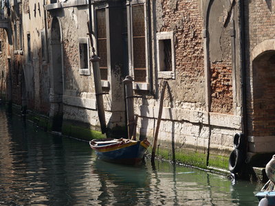 Une barque dans un canal isolé (Venise, 28 Mars 2005)