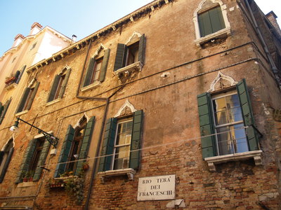 Batîment éclairé par son voisin d’en face (Venise, 28 Mars 2005)
