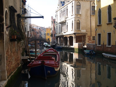 Barque, canal et pont (Venise, 28 Mars 2005)