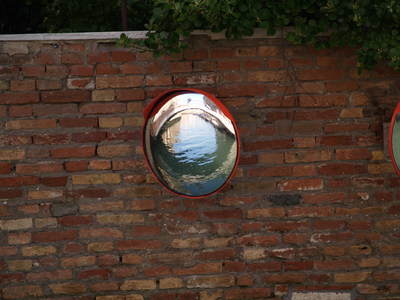 Mur et réflexion (Venise, 28 Mars 2005)