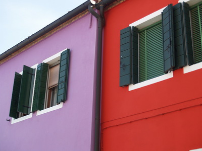 Maisons rouge et violette de Burano (Venise, 29 Mars 2005)