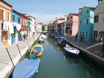 Canal coloré à Burano (Venise, 29 Mars 2005)