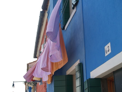 Linges et maisons de couleurs à Burano (Venise, 29 Mars 2005)