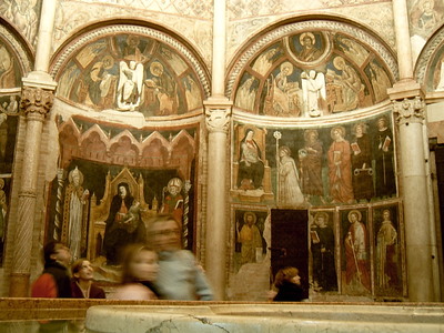 Murs du baptistère du Duomo de Parme (Italie, 27 Mars 2005)