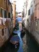 Linges suspendus et gondolier (Venise, 28 Mars 2005)