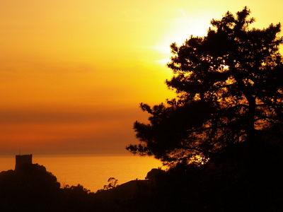 Coucher de soleil sur la tour génoise de Porto (Corse, 2 Mai 2005)