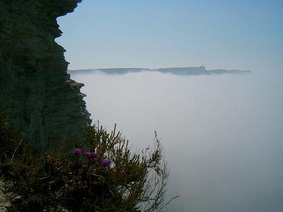 Falaises de Bonifacio dans la brume (Corse, 1er Mai 2005)