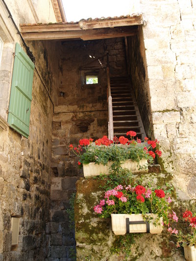 Escalier fleuri (Fourc&egrave;s, 18 juin 2005)