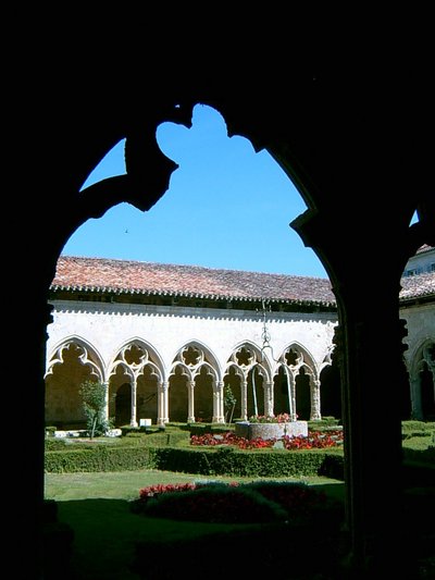 Le cloître de la collégiale (La Romieu, 18 juin 2005)